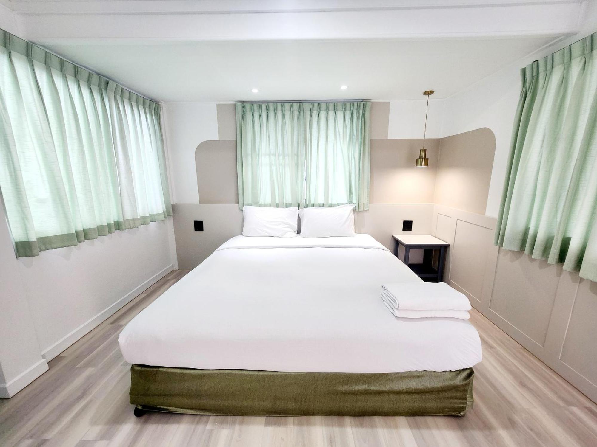 Seatel Phuket, Patong Beach Exterior photo