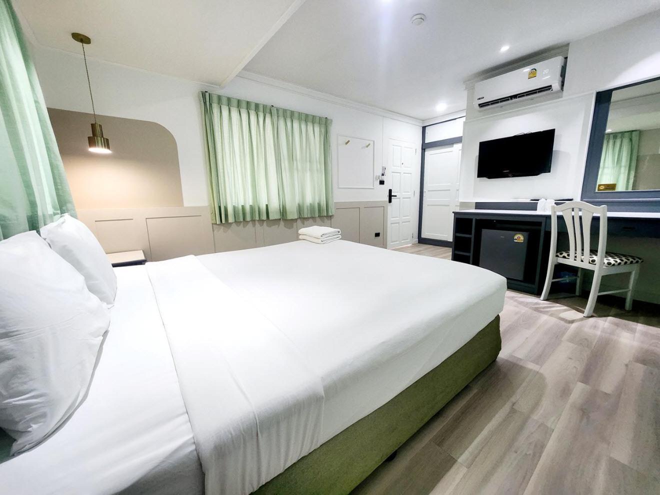 Seatel Phuket, Patong Beach Exterior photo