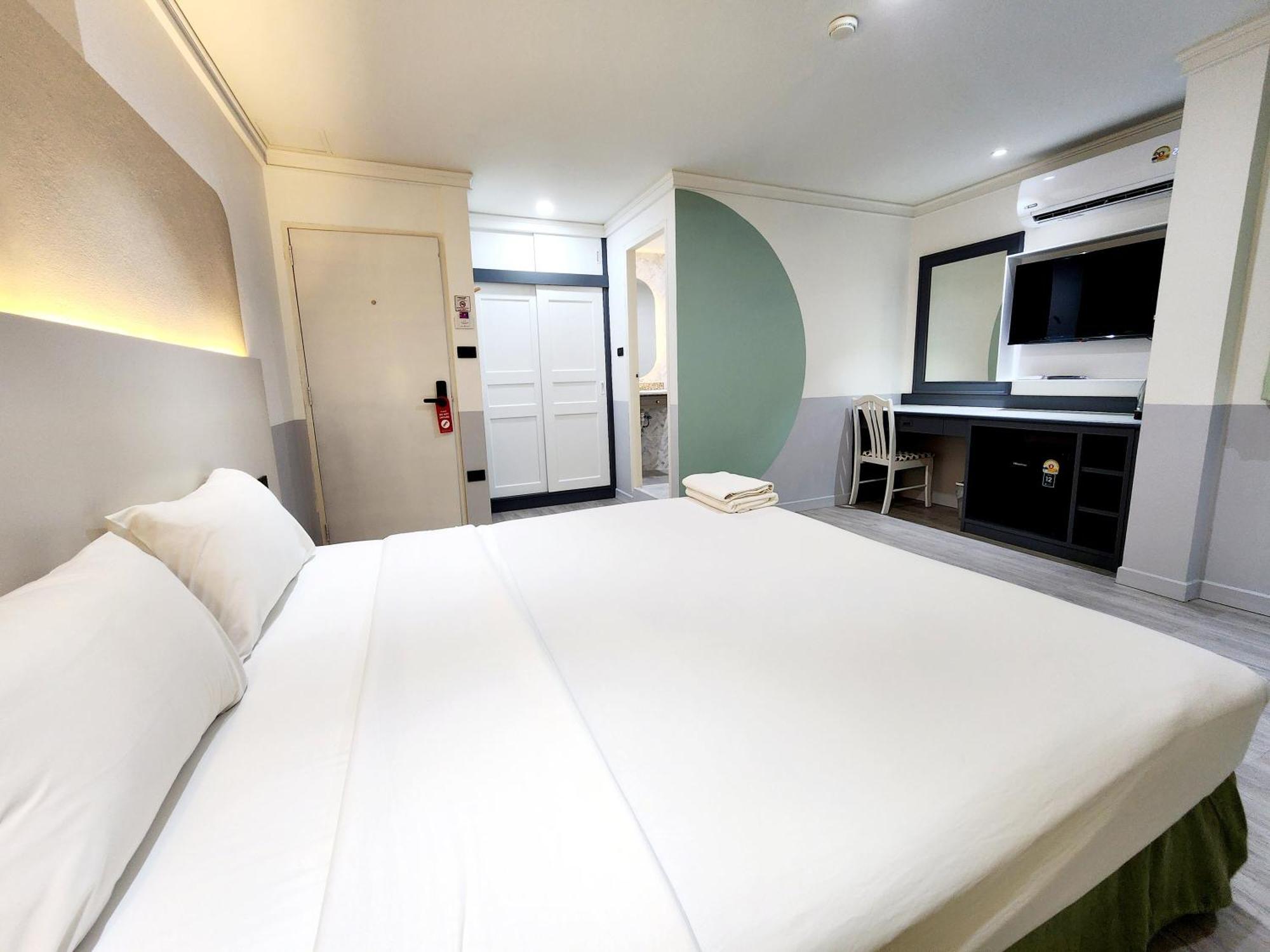 Seatel Phuket, Patong Beach Exterior photo