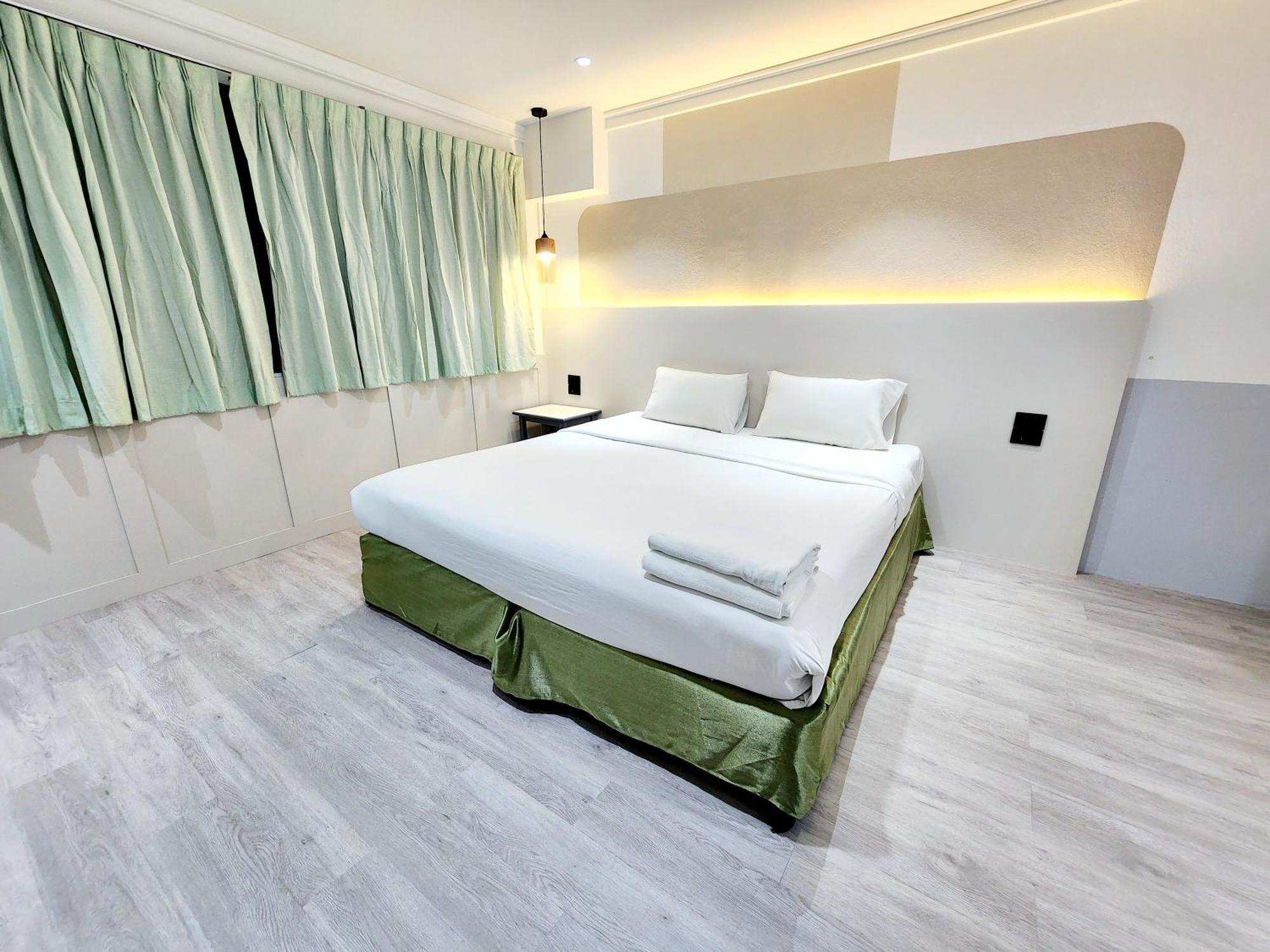 Seatel Phuket, Patong Beach Exterior photo